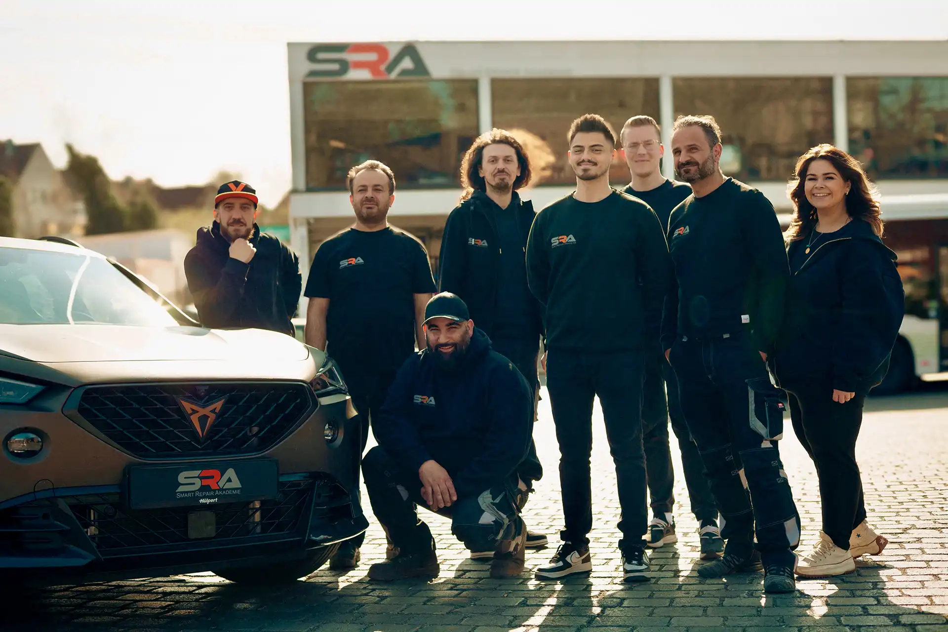 Gruppenfoto_SRA Fahrzeugaufbereiter Ausbildung | Beulendoktor Ausbildung | Car Wrapping Ausbildung | Zertifiziert und bis zu 100% von der Arbeitsagentur förderbar | Bildungsgutschein