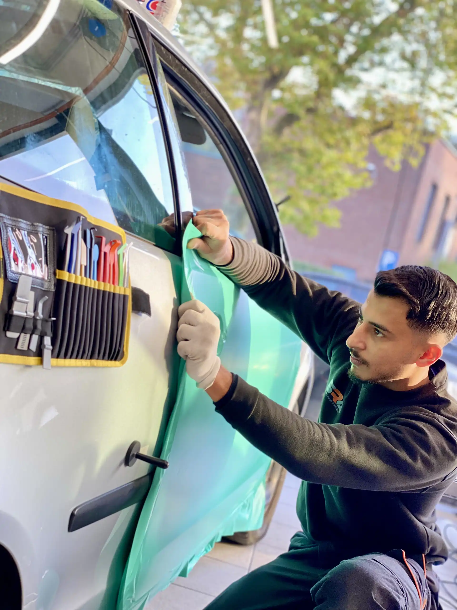 SRA Car Wrapping smartrepair-akademie bei der Arbeit